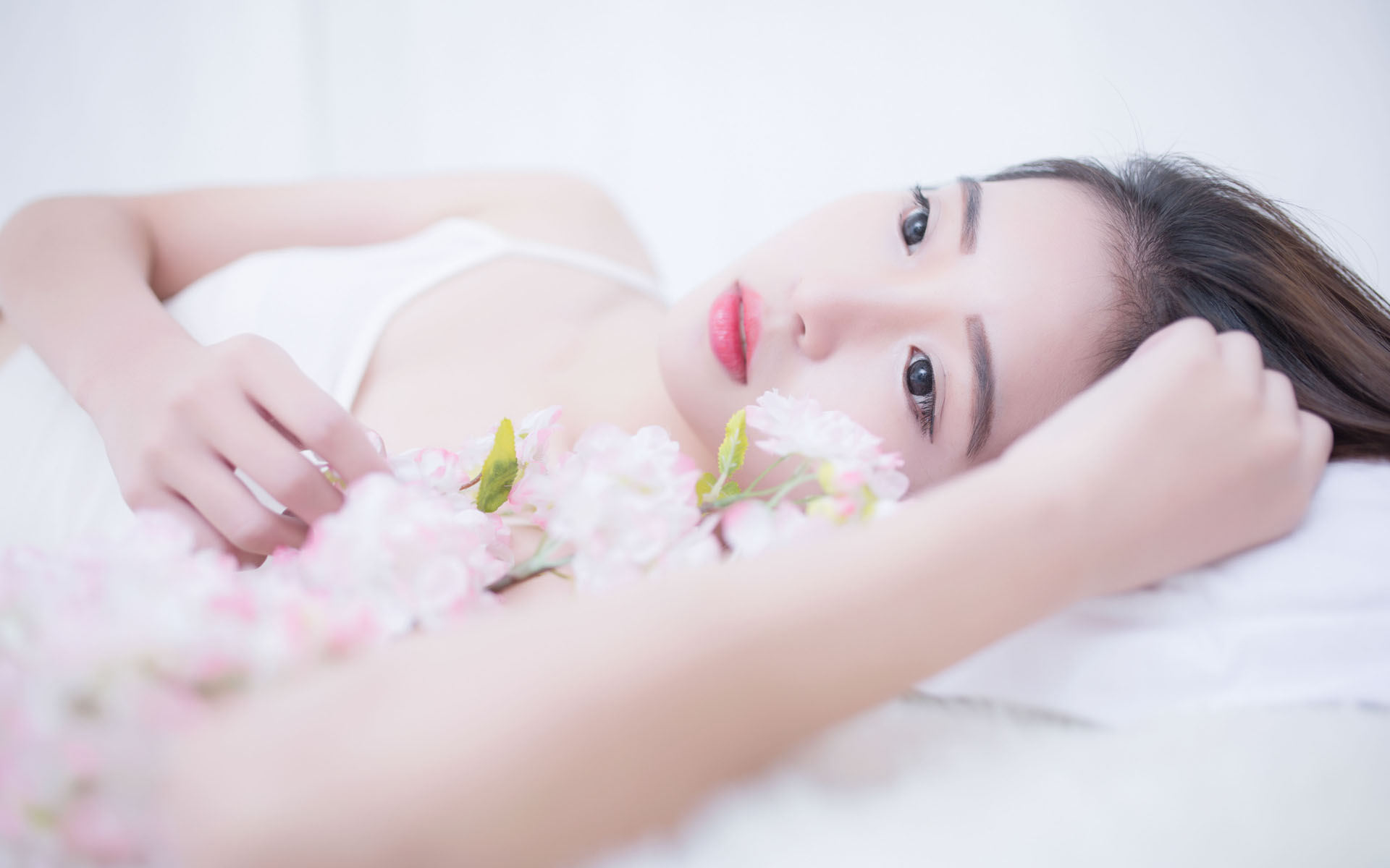 王毅会见上海合作组织秘书长叶尔梅克巴耶夫